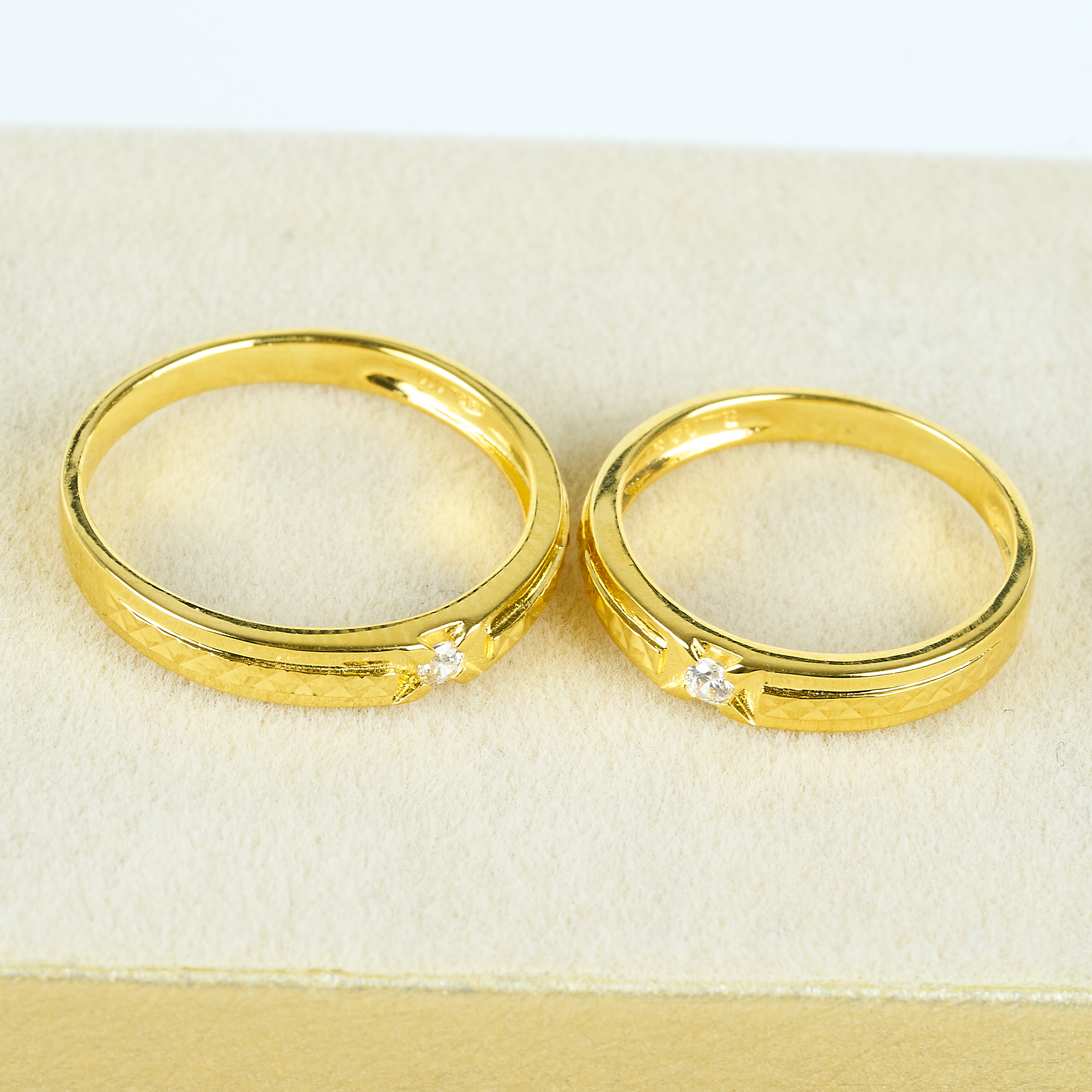 Cặp Nhẫn cưới vàng 61% (14K) đính CZ VNXM00V300022.090 - VNXM00V300021.150
