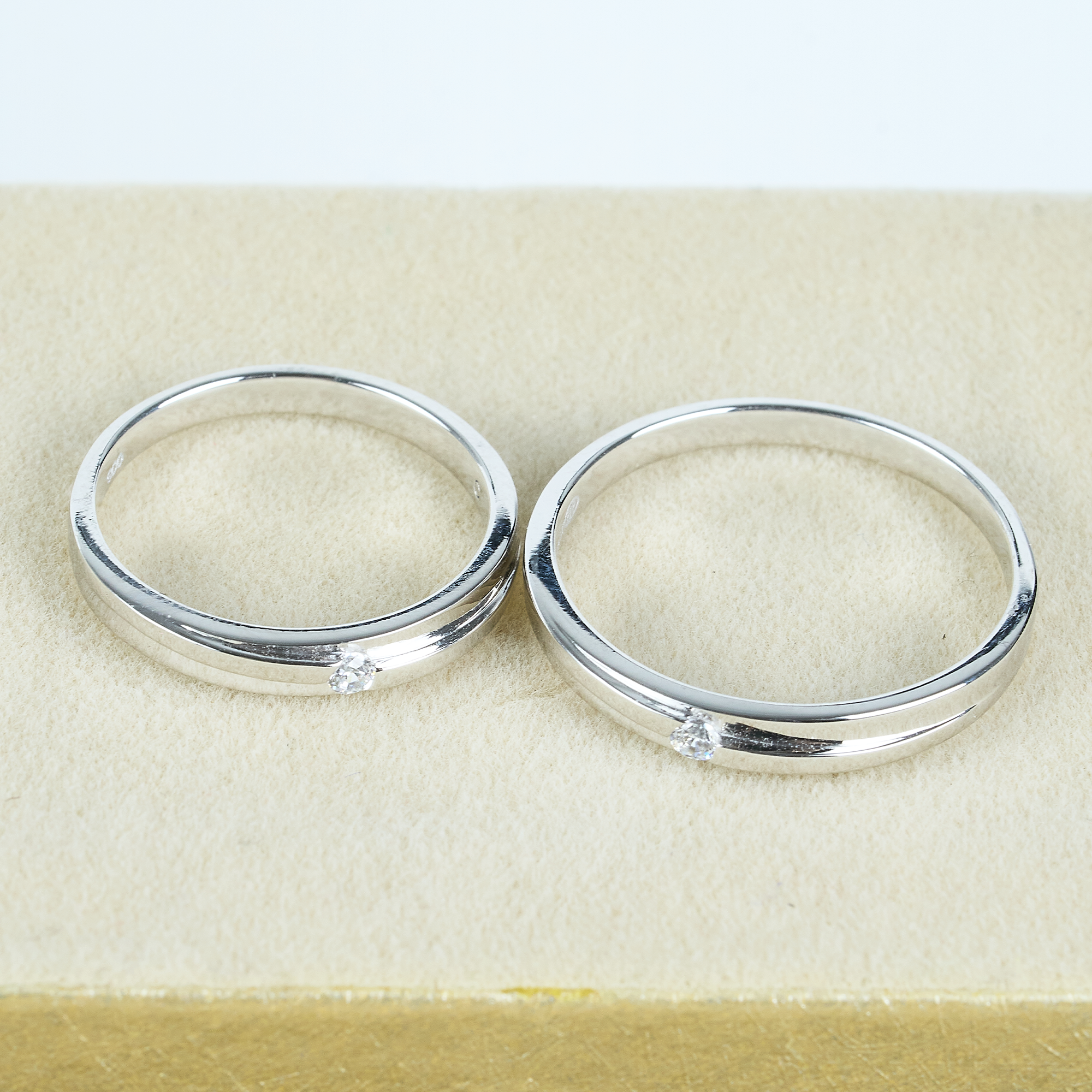 Cặp Nhẫn cưới vàng 75% (18K) đính CZ VNXM00T300002.100 - VNXM00T300002.180